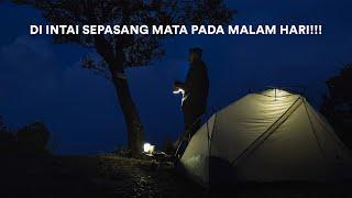 Solo camping ke dalam hutan, suasana mencekam saat malam hari di tepi jurang.