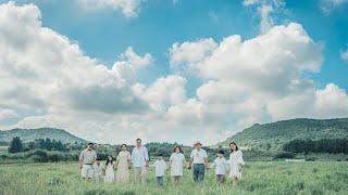 제주도 대가족스냅, 파란 하늘과 붉은 석양이 도와준 야외 가족사진. Photographer & Film maker, Jeju Island, Korea.