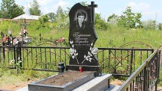Памятник на могилу женщине на кладбище в Бельцах