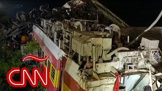 Choque de trenes en la India deja más de 200 muertos