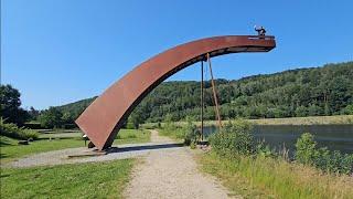 Begehbare Eisen-Brücken-Skulptur am Drachensee von Furth im Wald unterwegs mit Justus König