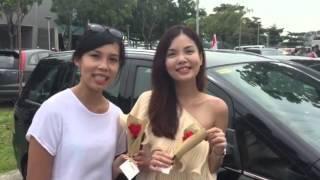 Florists Joan Chua (left) and Sarah Ching giving out flowers at the Marina Barrage