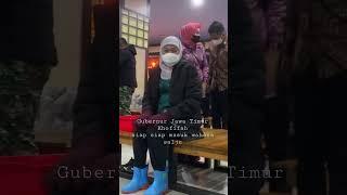 Gubernur Khofifah pakai jaket musim dingin main salju #gubernurkhofifah #salju #transsnowsurabaya