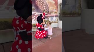 Our last day at Walt Disney World in EPCOT, meeting Minnie, Goofy & Alice #disneyfamily