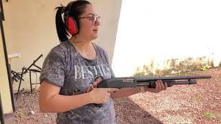 Atirando de espingarda 12 a primeira vez , psitol grip CBC Pump 7+1 mulher atirando de 12