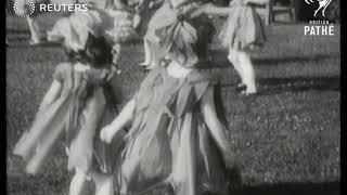 USA: Children of movie land welcome May Queen (1929)