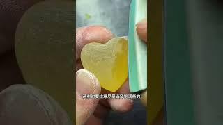 男粉丝私信我想要定制一件琥珀吊坠送老婆，今天这个琥珀挂坠有点不一样，看完后你肯定会喜欢。#琥珀 #蜜蜡 #缅甸琥珀 #文玩收藏