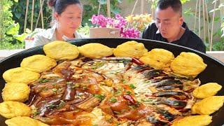 Gaiyan makes a stewed fish in an iron pot at home. The fish is tender and fragrant but not spicy. P