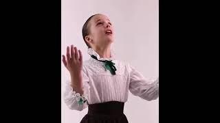 Виконує Анастасія Брезіцька, ця маленька дівчинка співає серцем та душою.