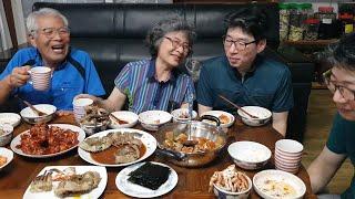 Soy sauce crab mukbang, seasoned crab, crab soup, family mukbang, rural family