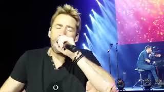 Nickelback - Lullaby (Live) Chad Kroeger joins the crowd!