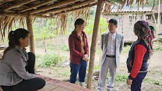 Ms. Tuyet loved the mother and child so she built a temporary hut next to the house.