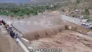 洪水快速填满河道近距离观看洪水路过震撼场景