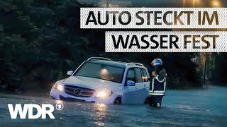 Einsatz nach Starkregen: PKW muss aus Wassersenke befreit werden | S08/E03 | Feuer & Flamme | WDR