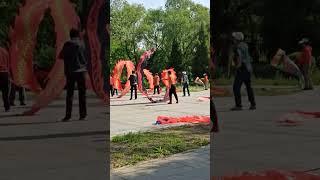 Репетиция, тканевые драконы, Китай, акробатика, тренировка, утренняя зарядка.