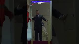 الرئيس الفرنسي إيمانويل ماكرون يتلقى صفعة مفاجئة من زوجته على متن الطائرة الرئاسية