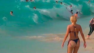 Bellezas en la playa | olas enormes y micro bikini