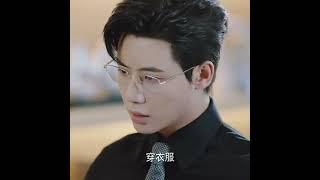 The secretary helps the boss put on a suit. #kiss #cdrama #zhaolusi #wanghedi #love