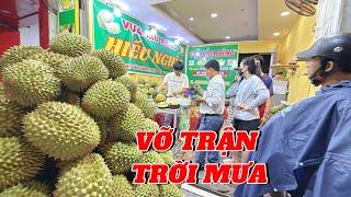 TRÚC và DŨNG thay phiên khui sầu riêng CƠM VÀNG hạt lép khi SÀI GÒN mưa khách vẫn tấp nập