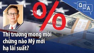 Thị trường mong mỏi chừng nào Mỹ mới hạ lãi suất? | VOA