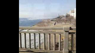 Тает лед Волга мост Саратов-Энгельс