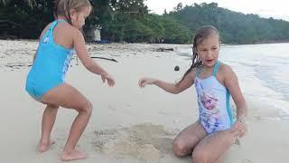 Children play on the beach. Дети играют на пляже.