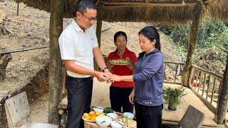 Uri gives Tieu a ring for the second time after receiving his mother's consent to marry. Lý Tử Tiêu