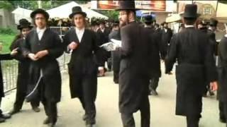 Thousands Flock to Kiryas Joel to Satmar Grand Rabbi's Grave