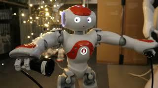 Roboter schmücken Weihnachtsbaum | FAPS Weihnachtsvideo 2021