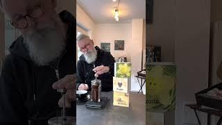 Mit Harmonie, Sorgfalt und Freude, so macht man guten Kaffee. #lapuzia #fragdenröster