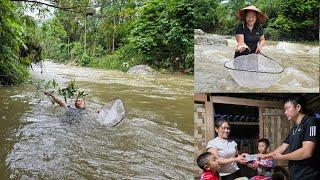Single mother caught wild fish in floodwaters, ex-husband brings child support .DANG THI DU