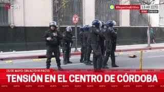 La Policía reprime a manifestantes en el centro de Córdoba cerca de donde será el acto de Milei