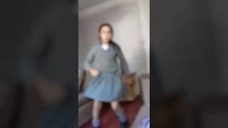 Niña bailando la fila