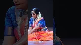 ഇങ്ങനൊക്കെ ഡാന്‍സ് കളിക്കാമോ | Navya Nair Live Dance Performance |