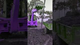 JCB is Cutting the soil and loading on the Tractor in the field #shorts#ytshorts#jcb#tractor#jcbwala