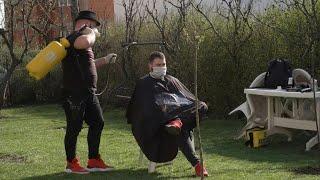 Coronavirus: Kosovo barber keeps hair trimmed during confinement | AFP