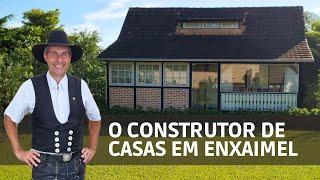 Conheça o empresário que ainda produz casas com a técnica enxaimel em Blumenau