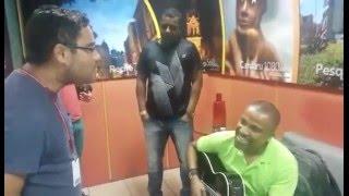 Alexandre Pires canta com fã no Recife