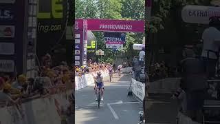 GIRO D'ITALIA. A PINEROLO, CAPOLAVORO DI GREGOIRE