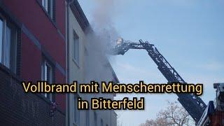 Vollbrand Wohnung mit Menschenrettung - Großeinsatz in Bitterfeld am 05.12.2024 - SEG im Einsatz