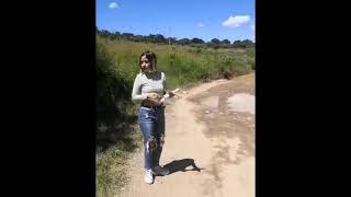 Mujer es infiel a su novio y la abandona en el campo