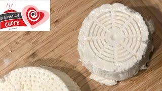 Ricotta fatta in casa senza caglio con due metodi, vedremo come ottenere anche un ottimo latticello