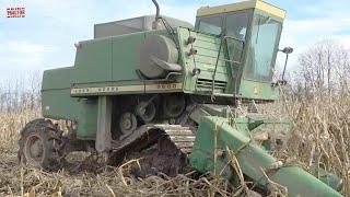 JOHN DEERE 6600 Combine on Steel Tracks Harvesting