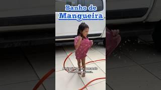 Banho de mangueira enquanto papai lava o carro #lulu #shorts #shortsvideo #videodivertido #tutu