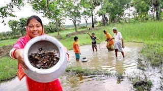 বর্ষায় মাঠ থেকে কাঁকড়া ধরে রান্না করলাম কাঁকড়ার ঝাল আর চিংড়িমাছ বাটা দিয়ে কচুর লতি রেসিপি|crab recip