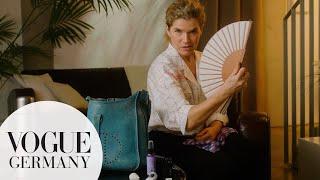 Anke Engelke öffnet ihre Tasche und zeigt ihre nachhaltigen Essentials | In The Bag | VOGUE Germany