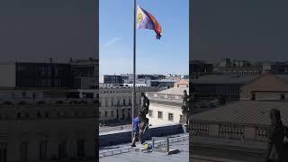 Hissen der Regenbogenflagge auf dem Hauptgebäude der HU