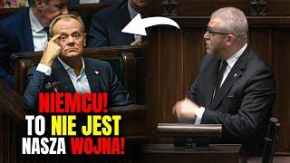 TUSK OSZALAŁEŚ! PODŻEGACIE DO WOJNY! BRAUN STANOWCZNO NA MÓWNICY I NAMAWIA DO POKOJU!