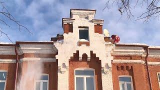 Очистка крыш от наледи и снежных покровов в Раменском продолжается.