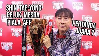 Momen Pelatih Timnas Indonesia Shin Tae-yong Peluk Mesra Piala AFF dan Pakai Batik